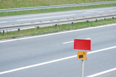 Otobanda Elektronik Trol Koleksiyonunu Gösteren Yol İşareti