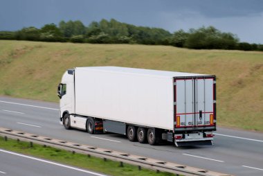 Gıcır gıcır kargo römorklu Beyaz Yük Lojistik Yarı Kamyonu 