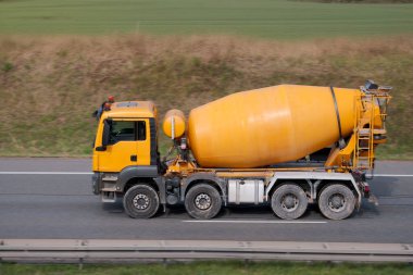 İnşaat Amaçlı Beton Karıştırıcı Kamyonu Hareketi