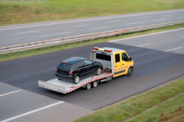 Flatbed Trailer 'da Çekici Nakliye Aracı Arızalı Araba