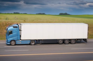 Beyaz Kargo Nakliye Karavanıyla Araçlar Arası Nakliye Aracı