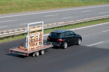 Cip İnşaat Malzemeleri ile Bir Karavan Çekiyor