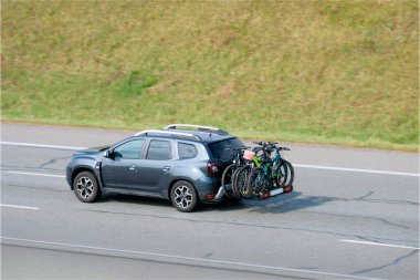Bisiklet parkında rastgele bisiklet taşıyan bir SUV