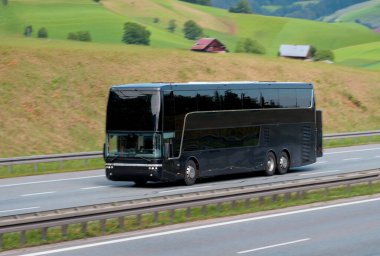 Alpine Highway 'de çift güverteli yolcu otobüsü