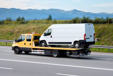 Arızalı Kargo Otobüsü Arızalı Yol Yardım Aracı