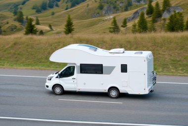 Modern Karavan Camper 'da Aile Seyahati