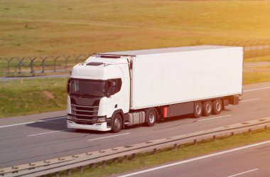 Modern Sürdürülebilir Kamyon İle Yenilikçi Devrimci Ticaret Lojistiği