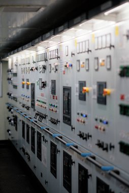 Yeni Yapılmış Kargo Gemisindeki Makine Kontrol Odasında Santral