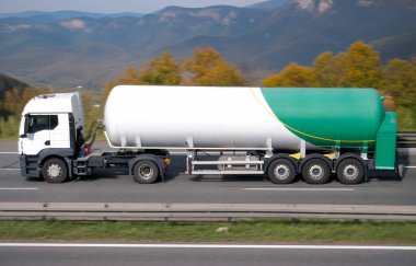 Şehirlerarası nakliye güzergahında ithalat için Bağlı Tank Karavanıyla Yol Tankeri
