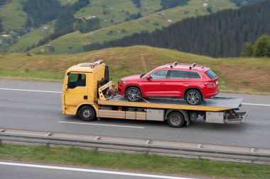 Motor arızalı arabalar için Çekici Yol Yardımı