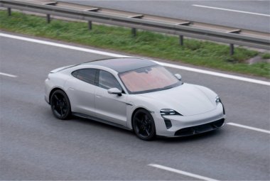 Orta büyüklükte, Lüks Melez Elektrikli Spor Araba.