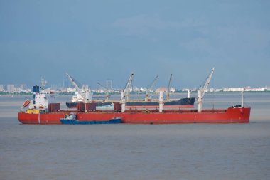 Hasarlı gövde ve iskele merdiveni geçidi ile Anchor 'da çarpıştıktan sonra kargo gemisi