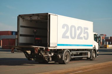 Gövde üzerinde 2025 Yeni Yıl İşareti olan Yük Kamyonu
