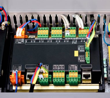 Terminal Blokları ve Kabloları olan Endüstriyel Elektrik Kontrol Modülü