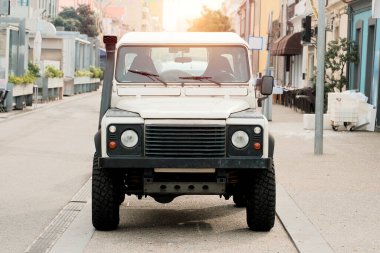 Antika bir off-road aracı Antika bir Urban Caddesi 'ne park edilmiş.