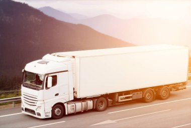 Uzun mesafeli Kamyon Kargo Taşımacılığı ve Lojistik İçin İyimser