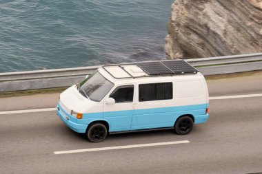 Sürdürülebilir Yol Yolculuğu İçin Çatıda Güneş Panelleri olan Çevre dostu Kamp Minibüsü
