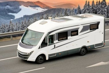 Konforlu Yolculuklar ve Açık Hava Maceraları için Modern Lüks Karavan