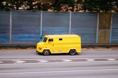 Transit-Portekiz Sarı Zırhlı Taşıma Minibüsü