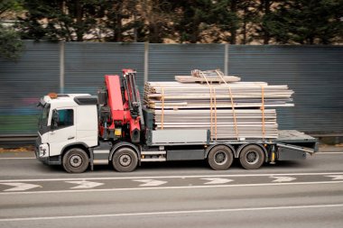 Yük Taşımacılığı Çözümleri için Verimli Vinç Donanımlı Kamyon