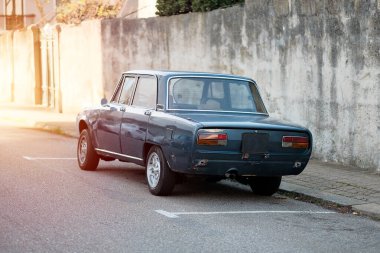 Klasik Sedan İşaretli Otoparka Park Edildi