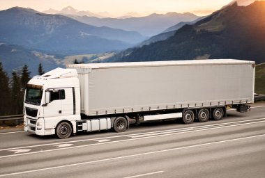 Verimli Sürdürülebilir Kargo Taşıma Lojistik ve Teslimatı İçin Modern Uzun Karavan Aracı