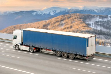 Manzaralı Dağ Manzarası 'nda Mavi Karavanlı Beyaz Uzun Taşıma Aracı