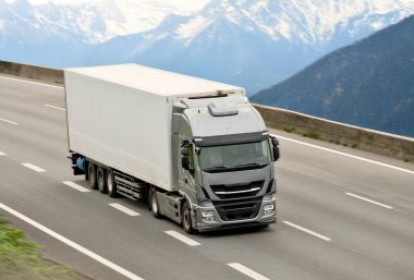 Yüksek İrtifa Teslimatları İçin Parlak Gümüş Dondurmalı Kamyon