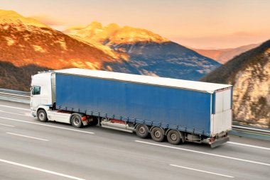 Lojistik ve Kargo Taşımacılığı İçin Mavi Uzun Karavan Kamyonu Olay Yeri Dağ Yolu 'nda