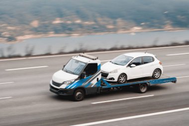 Hareketli Araç Taşıma Kamyonu Görüntü Bulanıklığı ile Düz Kamyon Odaklı Araba Taşıyor