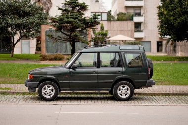 Şehir Caddesi 'ne park edilen klasik SUV' nin yan görüntüsü