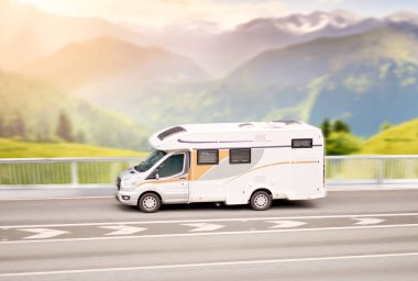 Modern Beyaz Karavan Konforlu Uzun Mesafeli Aile Seyahatleri için Karavan