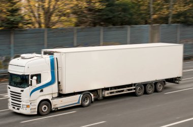 Verimli Sürdürülebilir Kargo Taşıma Görevi Lojistik ve Teslimat için Beyaz Uzun Karavan Kamyonu