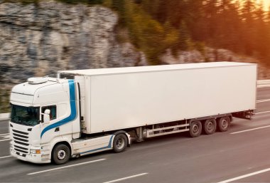 Verimli Sürdürülebilir Kargo Taşıma Görevi Lojistik ve Teslimat için Beyaz Uzun Karavan Kamyonu