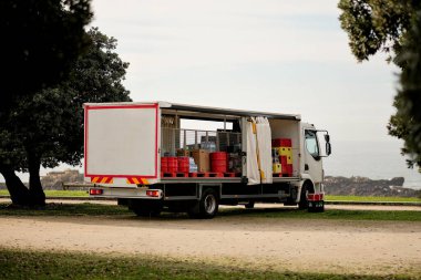 Bir Park Ayarında Malzemeli Teslimat Kamyonu Aç