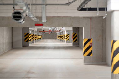 Güvenlik İşaretli Modern Yeraltı Otoparkı Kaplan Çizgileri