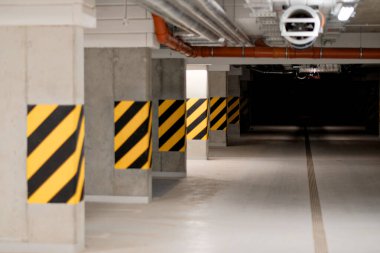 Güvenlik İşaretli Modern Yeraltı Otoparkı Kaplan Çizgileri