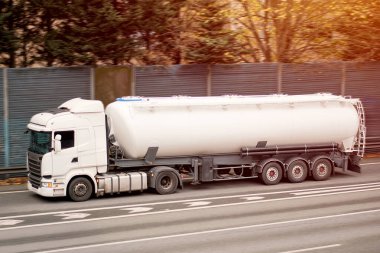 Beyaz Yol Tanker Kamyonu Otobanda Sıvı Kargo Taşıma