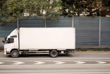 Mobilya Taşımacılığı veya Mal Taşımacılığı İçin Sınırlı Kapasite Beyaz Kargo Kamyonu