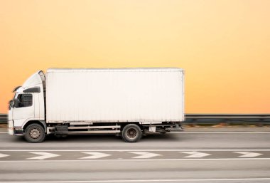 Mobilya Taşımacılığı veya Mal Taşımacılığı İçin Sınırlı Kapasite Beyaz Kargo Kamyonu
