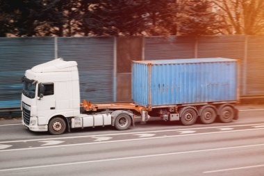Sürdürülebilir lojistik ve taşımacılık için kargo kamyonundaki ISO standart boyutta konteynır ünitesi müşteriden limana, müşteriden limana