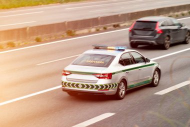 Otobanda yanıp sönen ışıklarla devriye gezen ya da hız limitlerini ve trafik kurallarını ihlal eden polis arabası