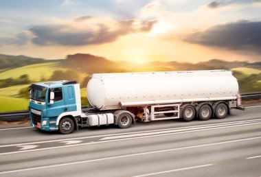 Verimli Sürdürülebilir Kargo Yakıt Teslimatı Düşük Yakıt Tüketimi Seyahat Rotasında, Uluslararası Yol Tankeri