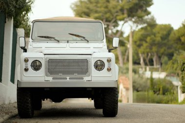 Açık havada park edilmiş klasik klasik bir off-road aracı var.