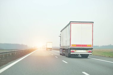 Sürdürülebilir Kargo Kamyonu İleride Taşımacılık Çözümleri Taşıyor