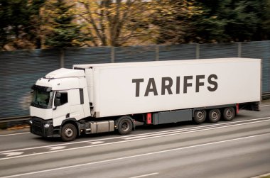 Bold TARIFFS Slogan Küresel Ticaret Politikası, Ekonomik Gerilim ve Sınır Kısıtlamaları Sembolik Kavramına sahip Beyaz Yük Kamyonu