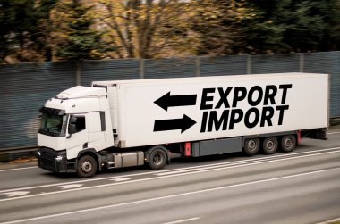İthalat Okları Küresel Ticaret, Sınır Ötesi Lojistik ve Ekonomik Değişim Konseptine sahip Nakliye Aracı