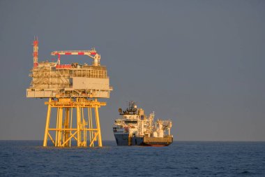 Offshore Substation Platformu ve DP Mode SOV Gemisi, Golden Hour sırasında Rüzgar Çiftliği İnşaat Alanı