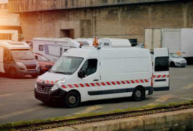 Endüstriyel Liman Bölgesi Tehlike Tabelalı Kamyon, Şehir Bakım Servisi Aracı