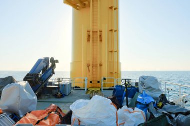 Offshore mürettebat transfer gemisi güvertede bakım ve servis için kargoyla Rüzgâr Monopile devam ediyor.